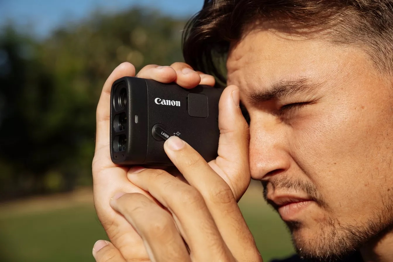 A Canon bemutatja az első, beépített kamerával felszerelt, kompakt lézeres távolságmérőjét!