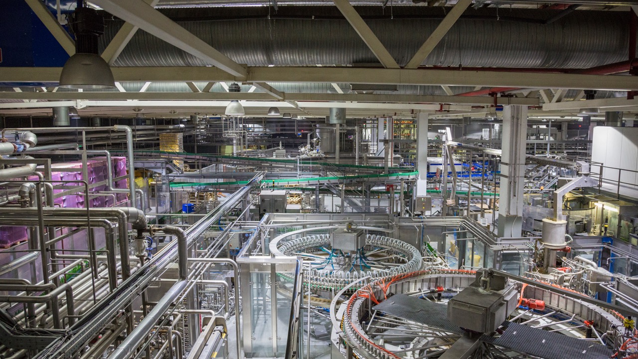 A jövő MI-gyárait kiszolgáló folyadékhűtési megoldásokkal bővült a Schneider Electric portfóliója